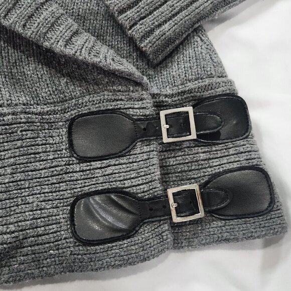 Moda International Sweater Woman’s Sz Small Wool Blend Gray Wrap Buckle
Lot F - Picture 3 of 9
